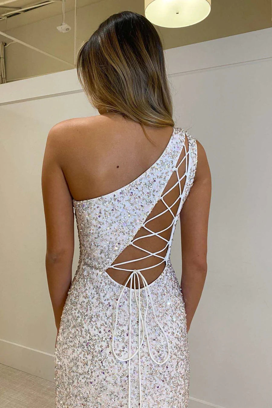 Vestido de fiesta con un solo hombro, lentejuelas, espalda con cordones y abertura
